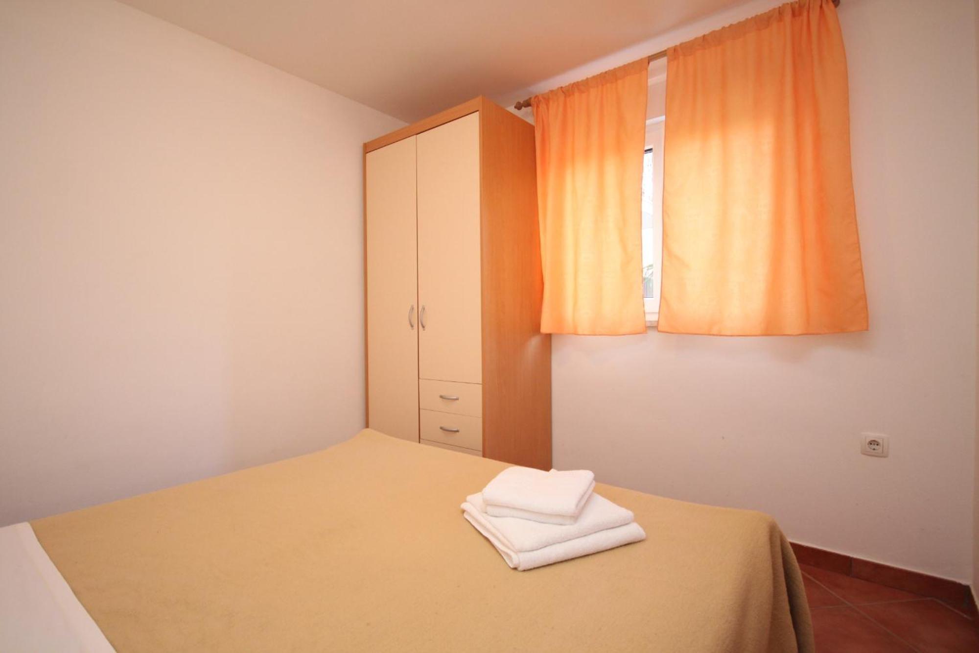 Apartments With A Parking Space Umag - 7039 Bilik gambar
